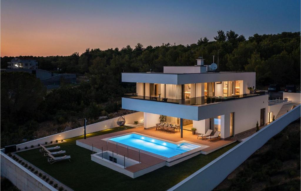 una vista aérea de una casa con piscina en Villa Calvi, en Zadar