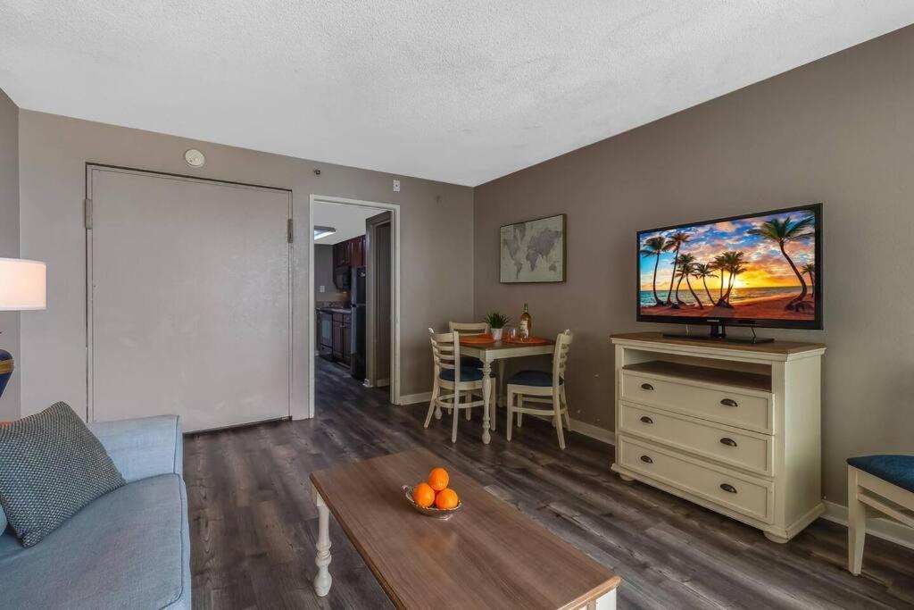 Televisyen dan/atau pusat hiburan di Wake Up to the Waves! Oceanview, Dogs Ok! 1638
