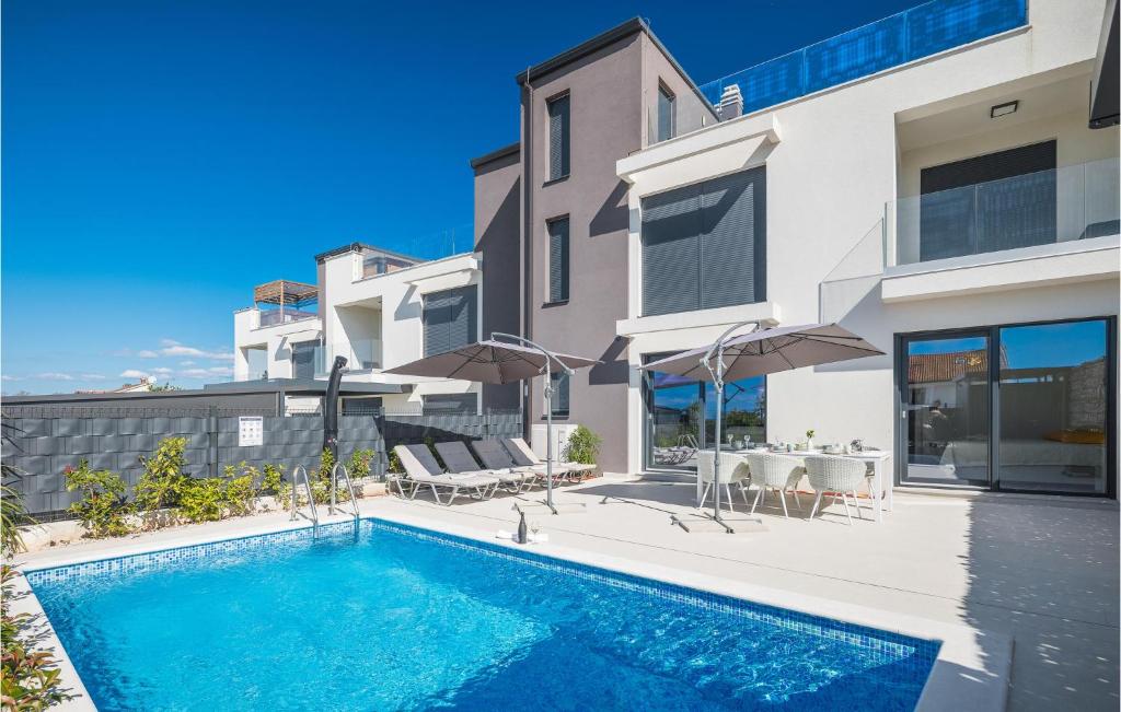 Bazén v ubytovaní Ferienhaus - Porec-Radmani alebo v jeho blízkosti