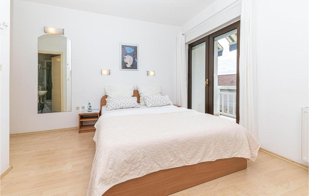 Posteľ alebo postele v izbe v ubytovaní Cozy Apartment In Kastel Stafilic