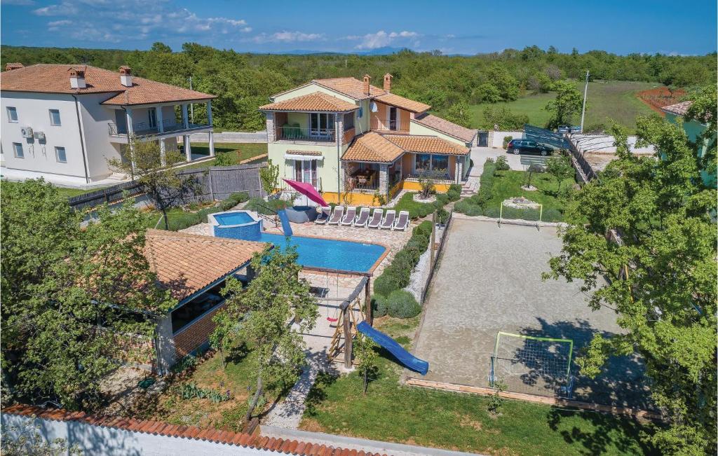 Bazén v ubytování Cozy Home In Rezanci With Jacuzzi nebo v jeho okolí