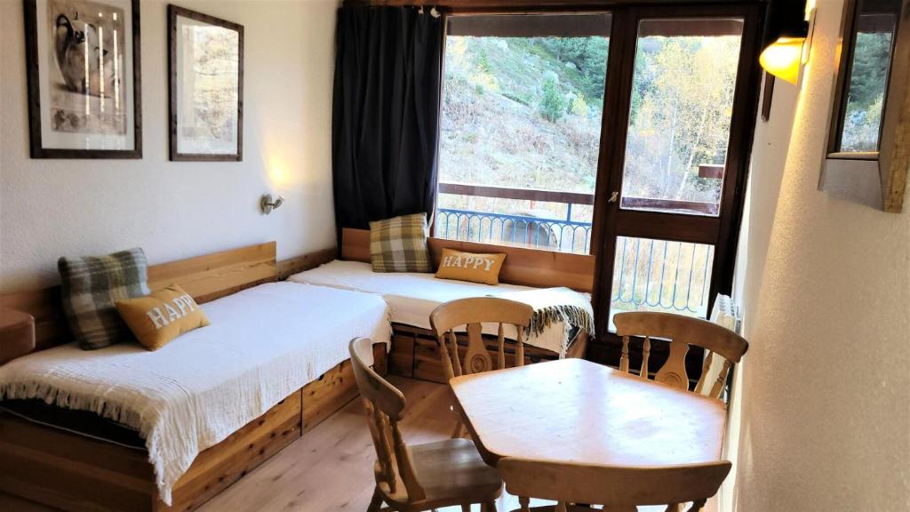 une chambre avec deux lits, une table et des chaises dans l'établissement Résidence Varet 2 - Stduio 4 personnes varet Sud MAE-8844, à Arc 2000