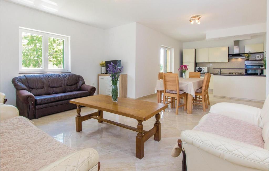 Four-Bedroom Holiday Home In Miljevci - Casa De Vacaciones De Cuatro Dormitorios
