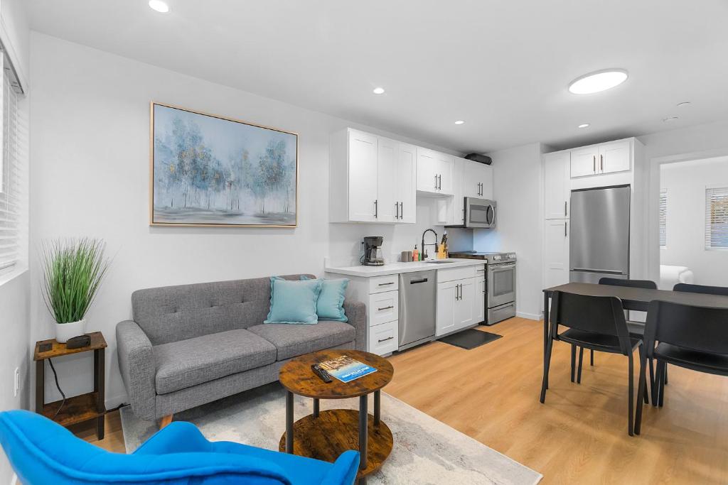 Kuchyň nebo kuchyňský kout v ubytování The Cloudbreak Townhome - 88 Walkscore!