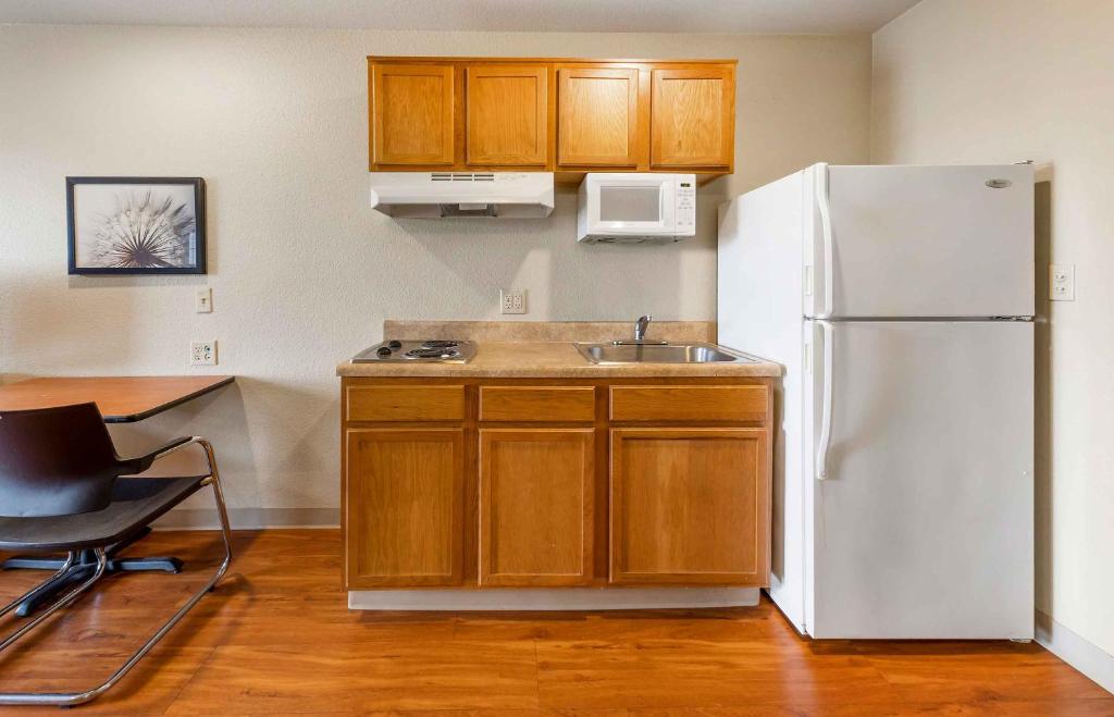 Kuchyň nebo kuchyňský kout v ubytování Extended Stay America Select Suites - Austin - Round Rock