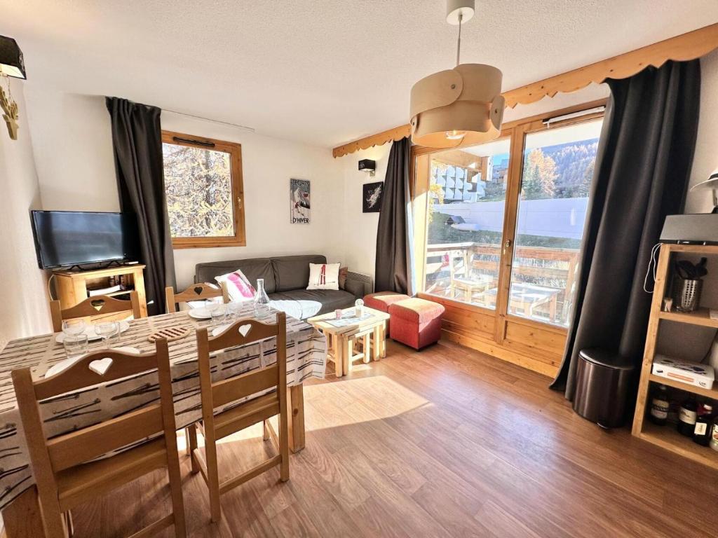 - un salon avec une table à manger et un canapé dans l'établissement Résidence L'ecrins Des Neiges - APPARTEMENT T3 SPACIEUX PROCHE DES PISTES MAE-5361, à Vars