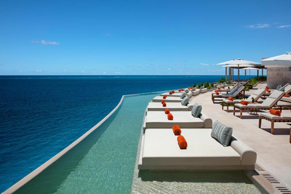 Playa con camastros y palapas