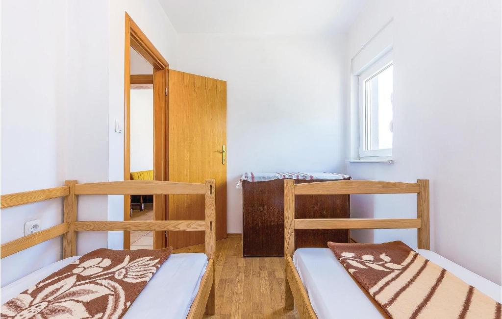 Postel nebo postele na pokoji v ubytování 2 Bedroom Awesome Apartment In Grizane