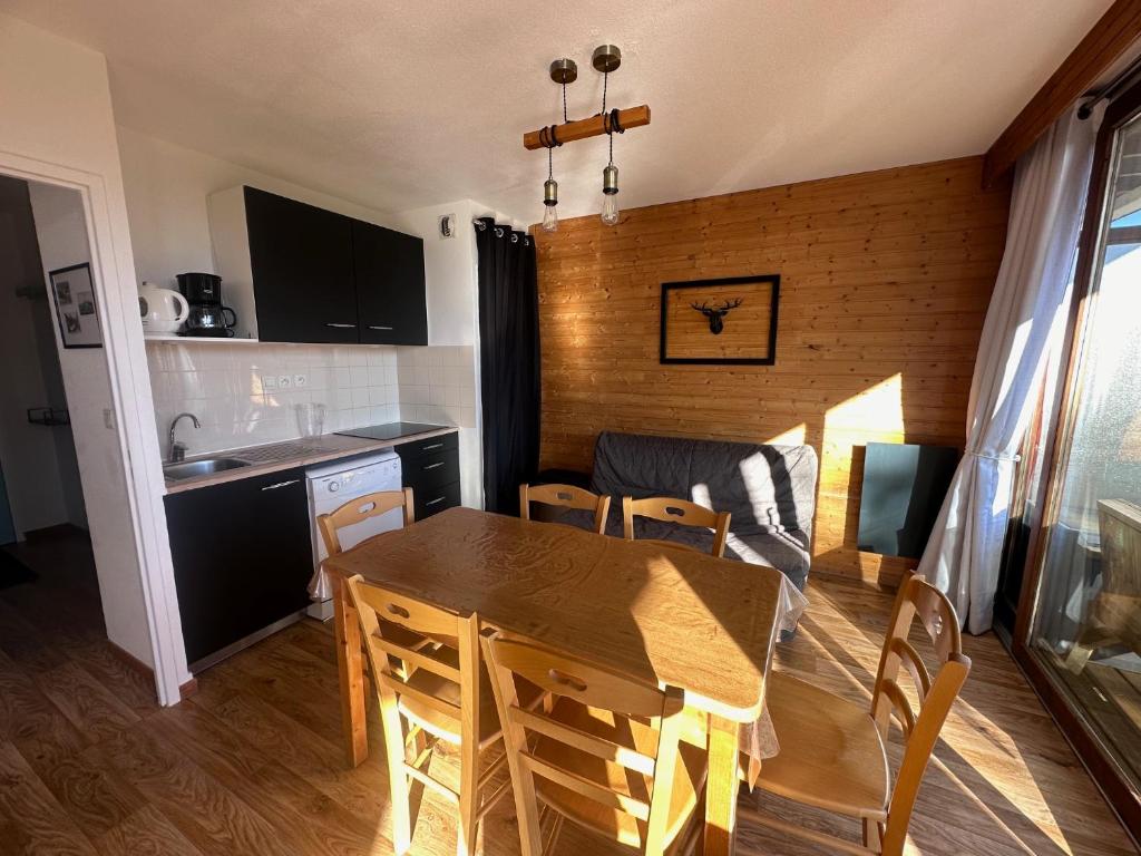 Kuchyňa alebo kuchynka v ubytovaní Au Bachat-Bouloud, appartement 3 pièces 6 personnes avec balcon plein Sud