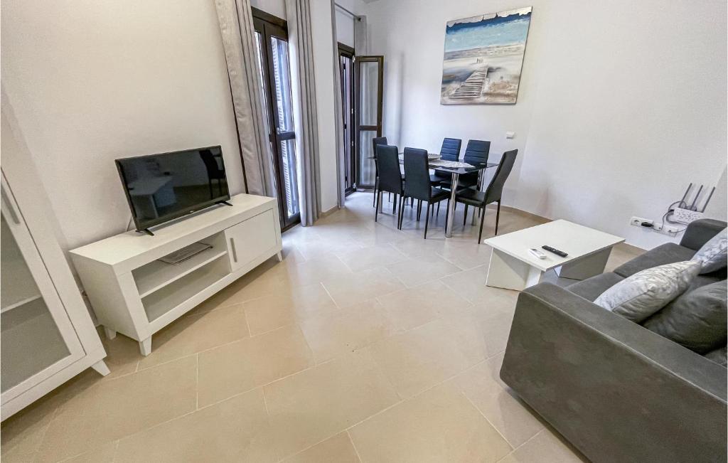 TV a/nebo společenská místnost v ubytování 1 Bedroom Cozy Apartment In Estepona