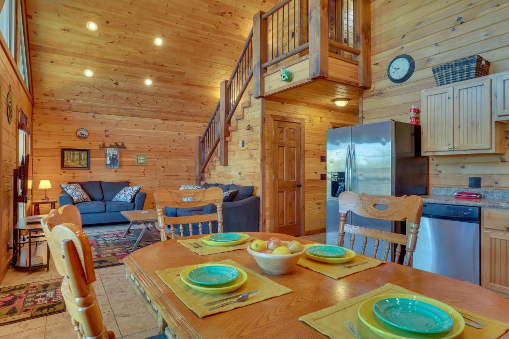 cocina y comedor con mesa en una cabaña en 1 Mi to Current River Sunset-View Van Buren Cabin, en Van Buren