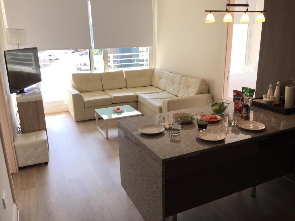 een woonkamer met een bank en een tafel bij Renaca apartment in Viña del Mar