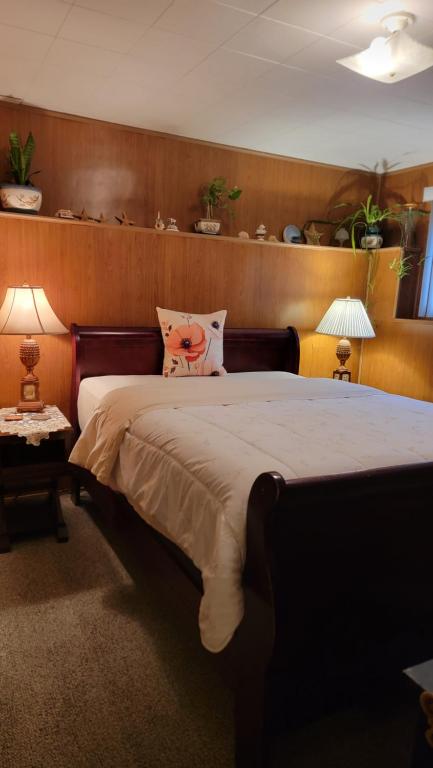 Postel nebo postele na pokoji v ubytování Charming - 2 bedrooms suite, 1 full bath & family room