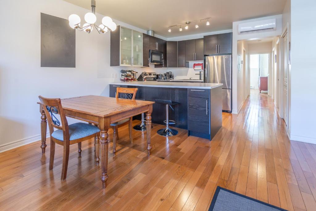 O bucătărie sau chicinetă la Appartement chaleureux près du canal Lachine