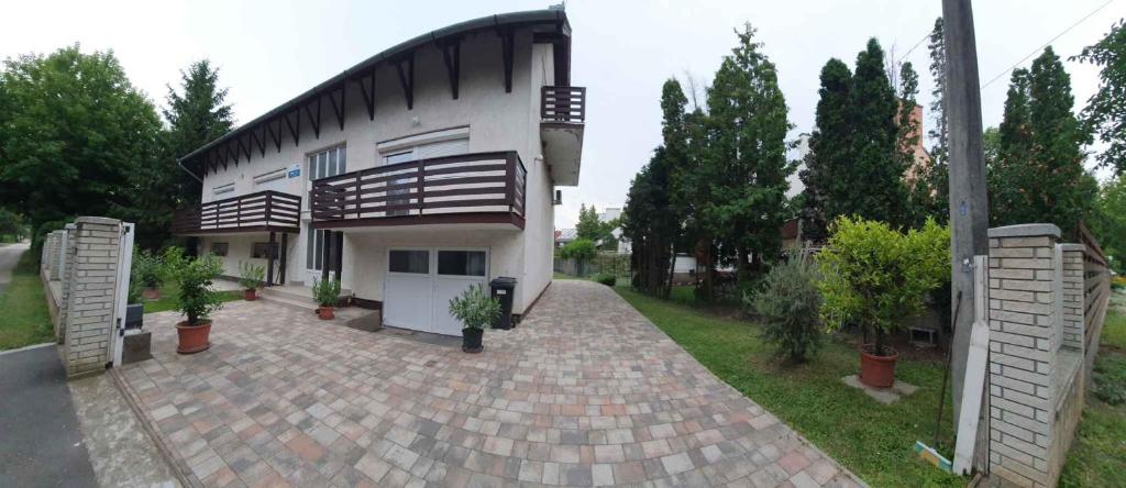 ein Haus mit einer gepflasterten Auffahrt davor in der Unterkunft Apartments in Zamardi - Balaton 52987 in Zamárdi