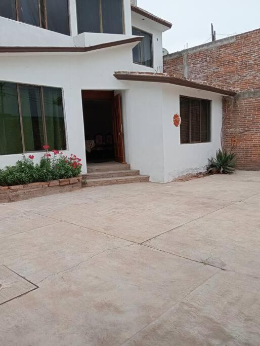 a white building with a door and a brick at Casa céntrica in Chignahuapan