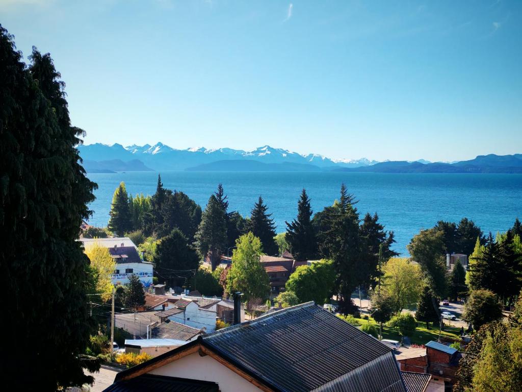 - Vistas a una ciudad con agua y montañas en De cara al lago Bariloche U4, en San Carlos de Bariloche