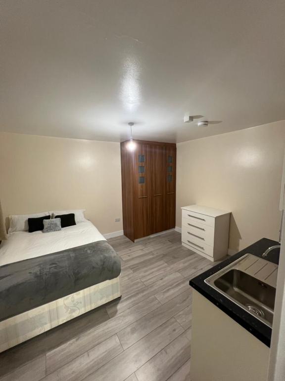 Postel nebo postele na pokoji v ubytování Goshawk Studio Apartments