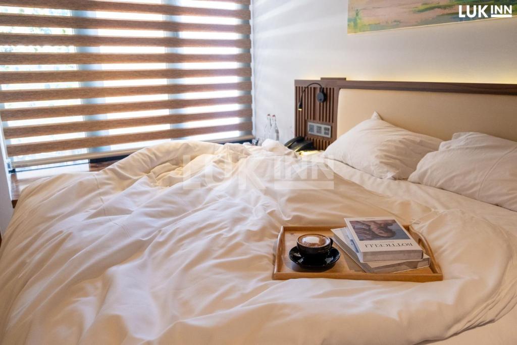Postel nebo postele na pokoji v ubytování LUK Inn Hotel - An Thượng, Đà Nẵng