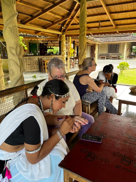 KawasotiにあるTharu Community Lodgeの座席