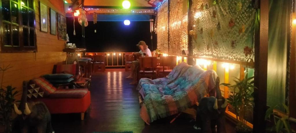 Posezení v ubytování Sapparot Bar & Bungalows