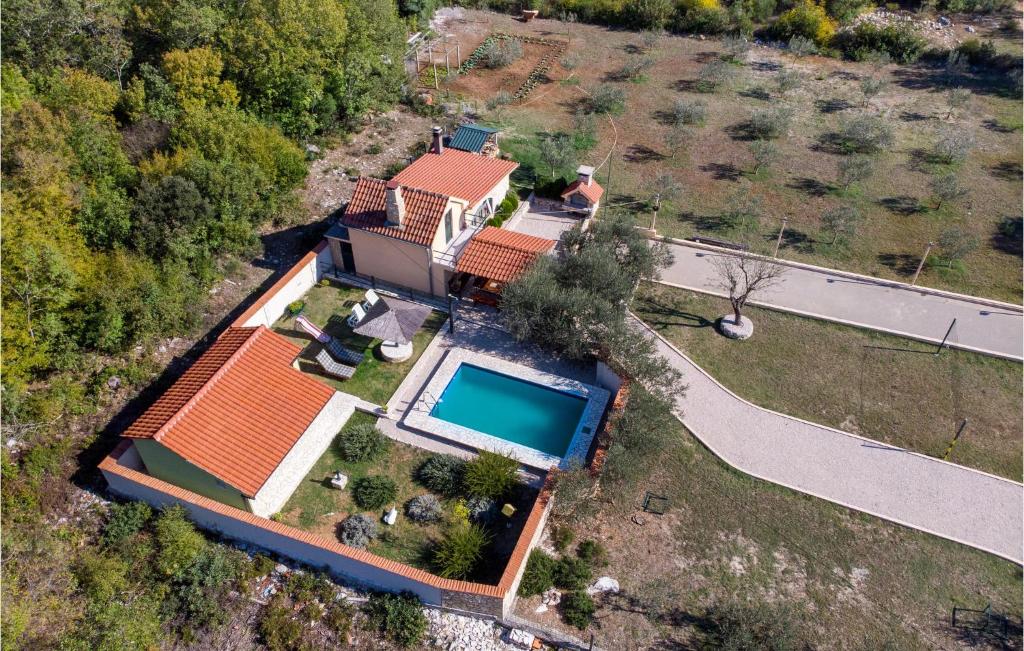 Bazén v ubytovaní Lovely Home In Desne With Kitchen alebo v jeho blízkosti
