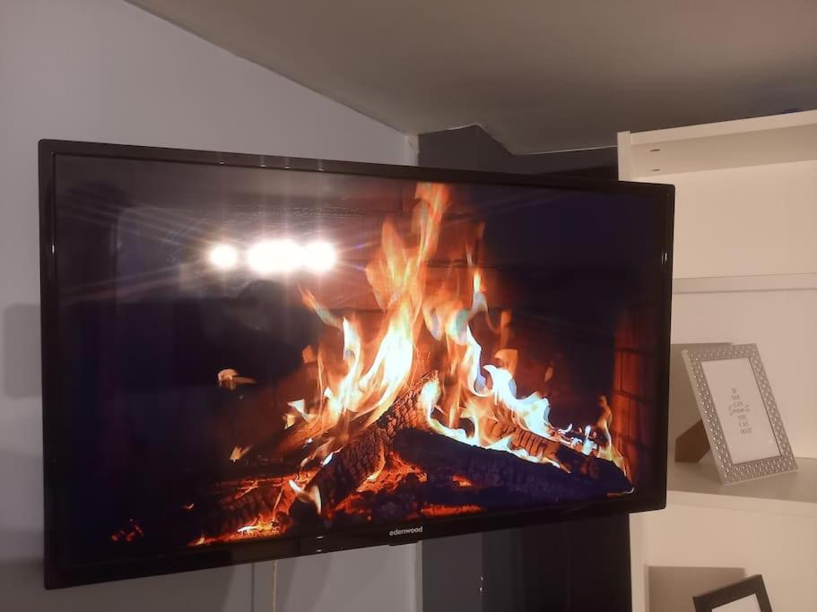 TV a/nebo společenská místnost v ubytování Le Cocon