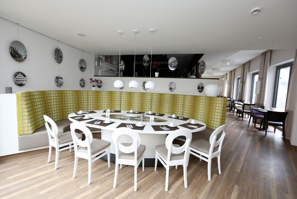 Restoran või mõni muu söögikoht majutusasutuses Hotel Am Kaisersaal