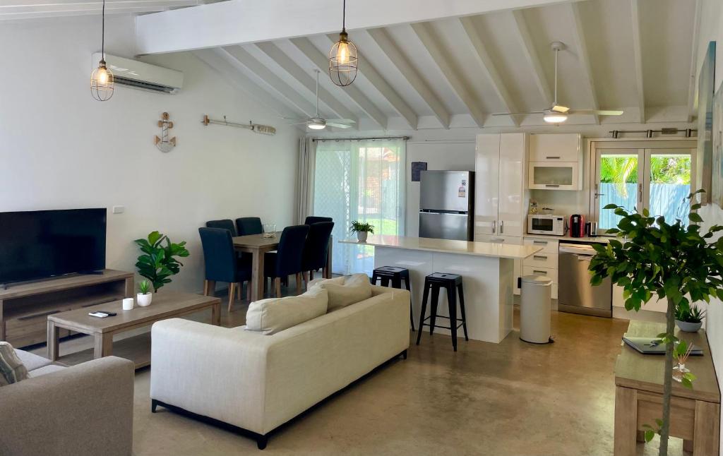Kuchyň nebo kuchyňský kout v ubytování Renovated Beach House in the Heart of Mooloolaba