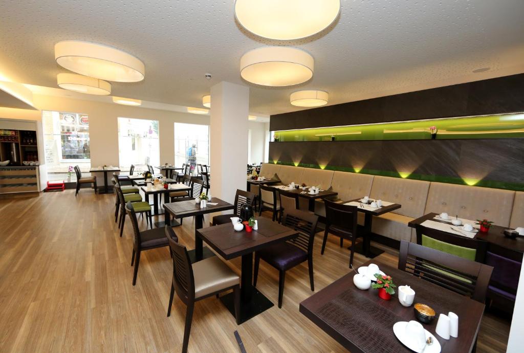 Restoran või mõni muu söögikoht majutusasutuses Hotel Am Kaisersaal
