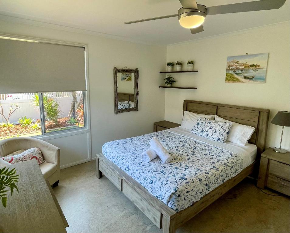 Postel nebo postele na pokoji v ubytování Renovated Beach House in the Heart of Mooloolaba