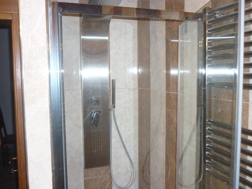 prysznic ze szklanymi drzwiami w łazience w obiekcie San Zanobi Apartment we Florencji