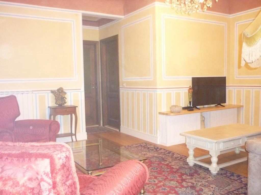 salon z kanapą i telewizorem w obiekcie San Zanobi Apartment we Florencji