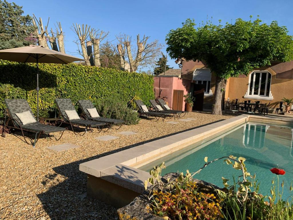 Maison 1930 avec piscine, proche Alpilles, Avignon. 4 chambres, clim, pétanque, équipements familiaux. - FR-1-599-15