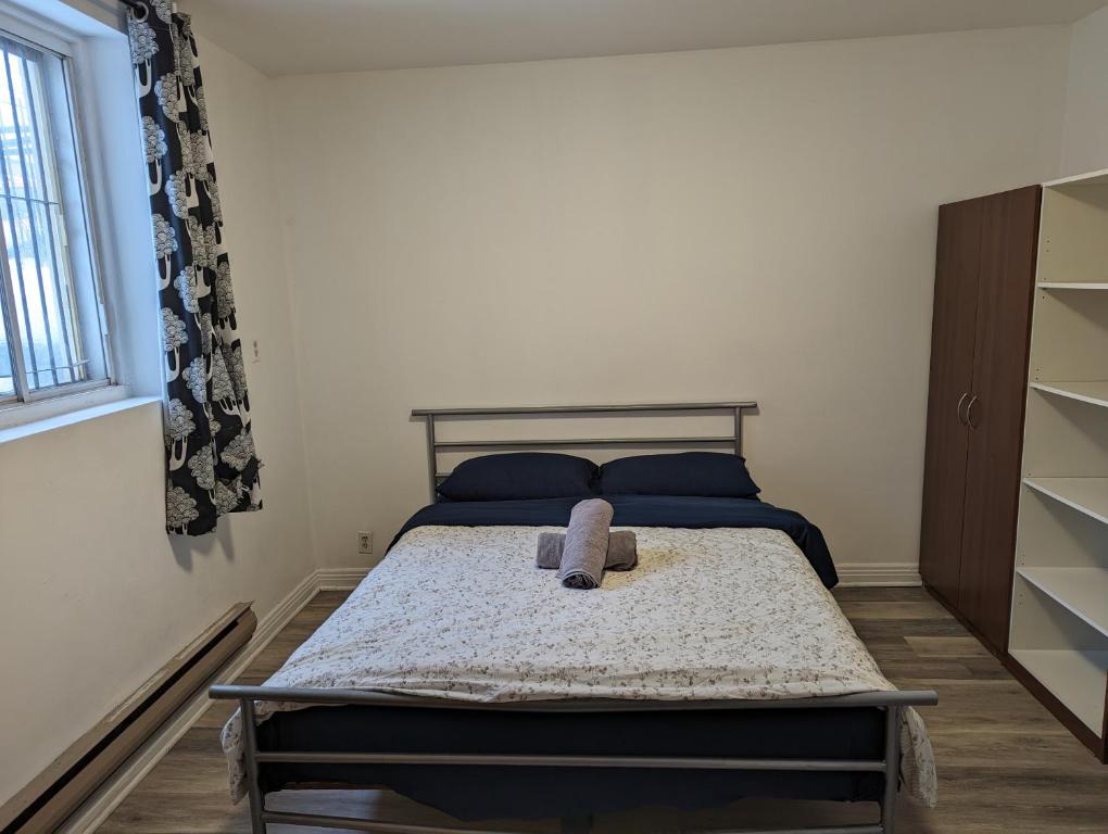 Postel nebo postele na pokoji v ubytování Harmony room near Metro Monk station with Self Check-in