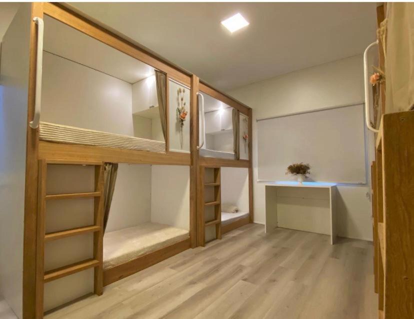 una habitación con dos literas y un escritorio en Casa Madre Hostel Feminino, en Florianópolis