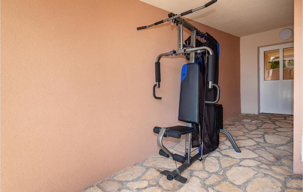 Centrum fitness w obiekcie Beautiful Home In Benkovac With Sauna