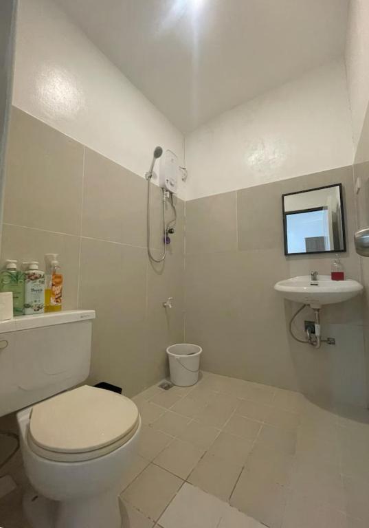 Vannituba majutusasutuses The Travellers Suite at the Airport