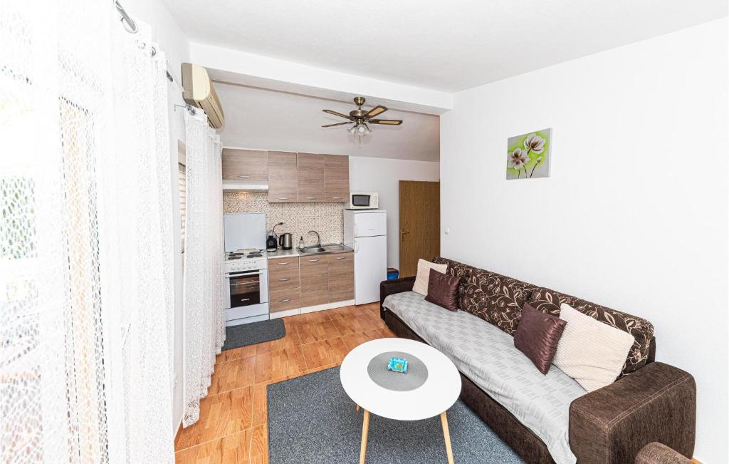 Kuchyň nebo kuchyňský kout v ubytování Two-Bedroom Apartment In Poljica