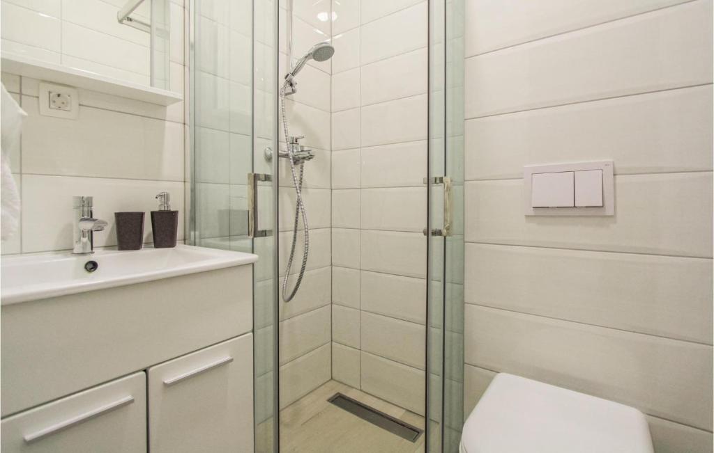 Kúpeľňa v ubytovaní Cozy Apartment In Okrug Gornji