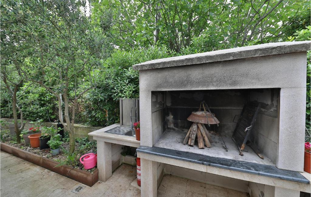 Zahrada ubytování Five-Bedroom Holiday Home In Kastel Stafilic