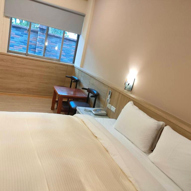 Postel nebo postele na pokoji v ubytování 溫沙堡汽車旅館 Windsor Castle Garden Motel