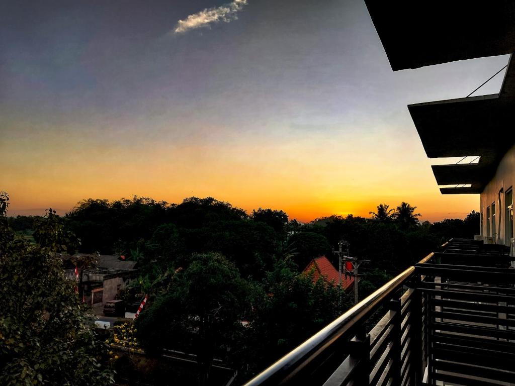 Východ nebo západ slunce při pohledu z hotelu nebo okolí