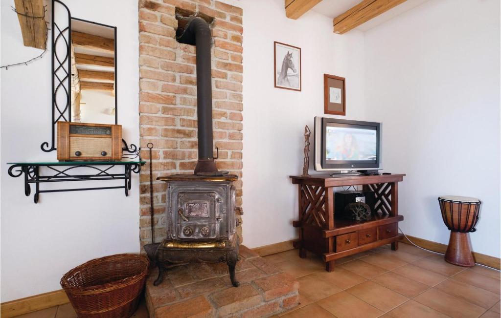 Televízia a/alebo spoločenská miestnosť v ubytovaní Two-Bedroom Holiday Home In Poljana