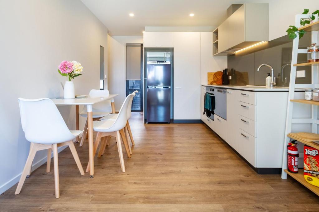 Central city home with carpark, sleeps 5 - Resim 14