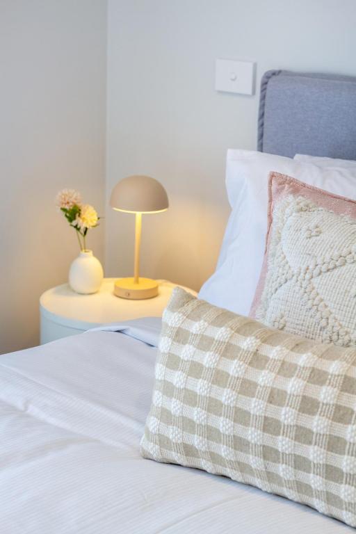 Central city home with carpark, sleeps 5 - Resim 15