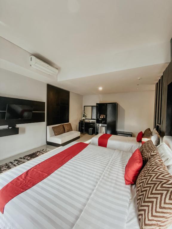 Postel nebo postele na pokoji v ubytování Prima SR Hotel & Convention Yogyakarta