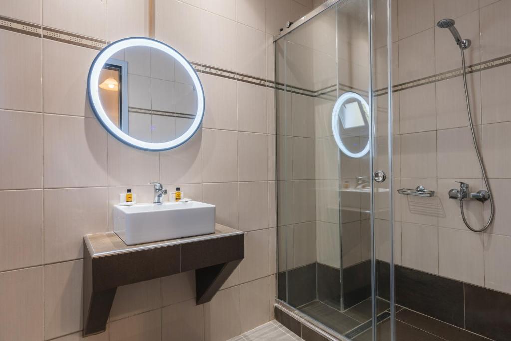 Koupelna v ubytování Yakinthos Hotel