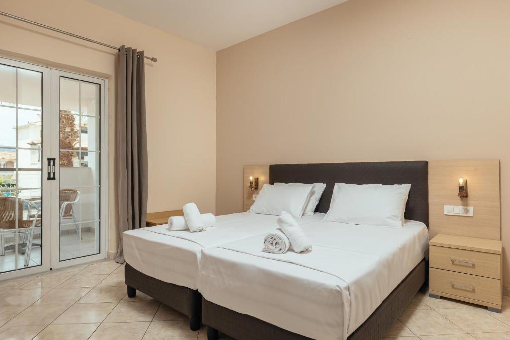 Postel nebo postele na pokoji v ubytování Yakinthos Hotel