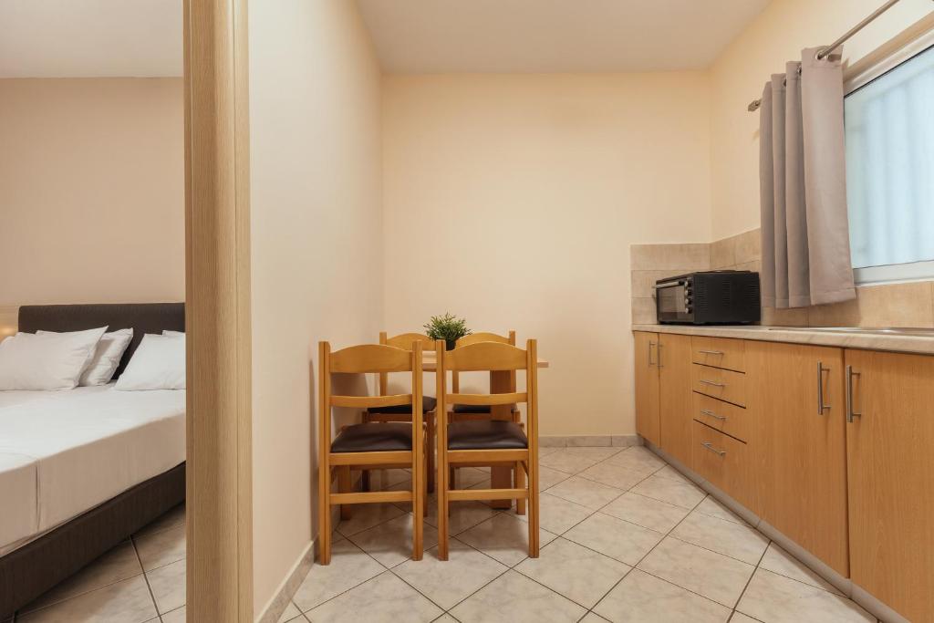 Kuchyň nebo kuchyňský kout v ubytování Yakinthos Hotel